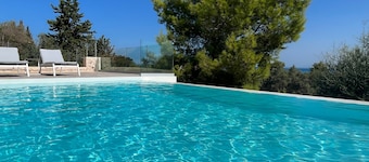 Modern cave villa w/pool, 3 mins walk to the beach