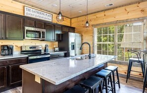 Réfrigérateur, micro-ondes, lave-vaisselle, cafetière/bouilloire