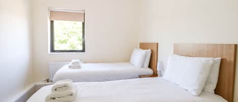 2 Schlafzimmer, individuell dekoriert, individuell eingerichtet