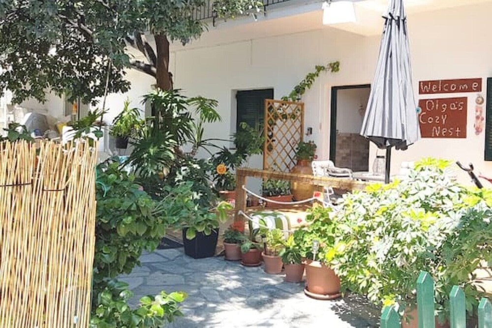 Olga's Cozy Nest , apartment in Ano Korakiana.