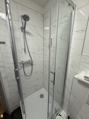 Standard Double Room | Bathroom | Shower, hair dryer, towels, soap - Hotel & Restaurant Elbschetal (Wetter)