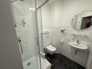 Standard Double Room | Bathroom | Shower, hair dryer, towels, soap - Hotel & Restaurant Elbschetal (Wetter)