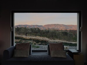 Majoituspaikan julkisivu illalla/yöllä