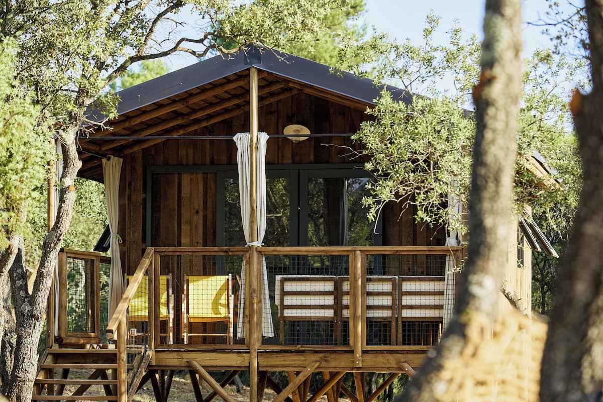 Design Cabin | Individually decorated, individually furnished, free cribs/infant beds