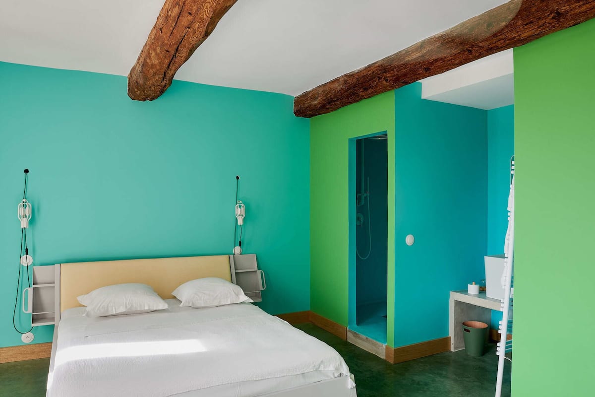Studio Hi Oud | Individually decorated, individually furnished, free cribs/infant beds