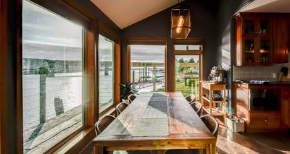 Riverside retreat with stunning views, historic charm - Coastal adventure awaits