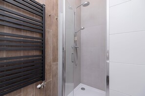 Douche, sèche-cheveux, serviettes fournies, shampoing
