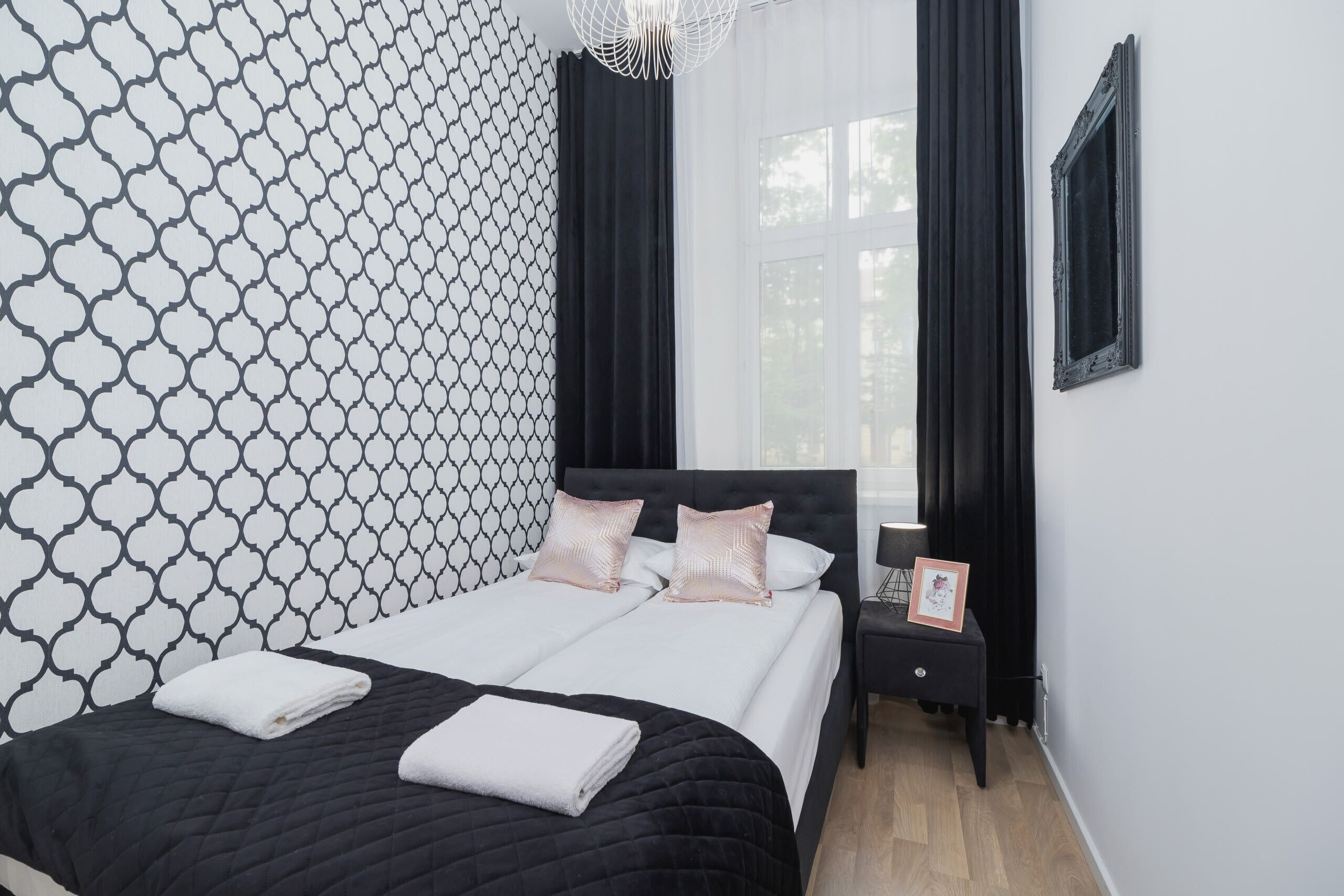 1 camera, ferro/asse da stiro, culla da viaggio