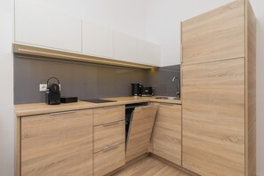 Kühlschrank, Mikrowelle, Herdplatte, Geschirrspüler