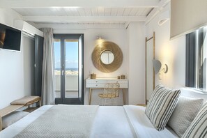 3 عدّة غرف نوم وأغطية فراش متميزة وبديكورات فريدة لكل غرفة ومكواة/لوح كي