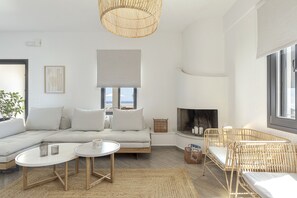 Villa exclusive | Aire de séjour | Téléviseur connecté de 32 po avec télévision par câble, téléviseur