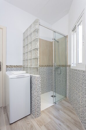 Een douche, handdoeken