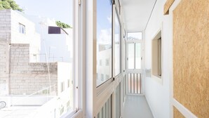 A narrow corridor with large windows and a view of neighboring buildings. - Fantastic location. San Andrés-Las Teresitas (San Andres)