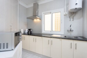 Réfrigérateur, micro-ondes, cafetière/bouilloire, bouilloire électrique