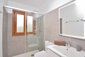 Regadera, secadora de cabello, toallas, papel de baño 