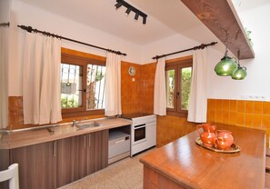 KĂŒhlschrank, Mikrowelle, Ofen, Herdplatte