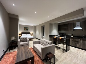 مكتب ومساحة عمل للكمبيوتر المحمول وتجهيزات عازلة للصوت وواي فاي مجانًا