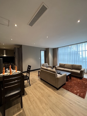Standard-Apartment | Wohnbereich | Flachbildfernseher
