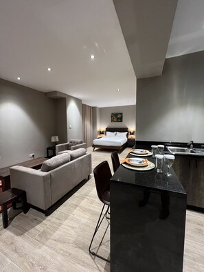 مكتب ومساحة عمل للكمبيوتر المحمول وتجهيزات عازلة للصوت وواي فاي مجانًا