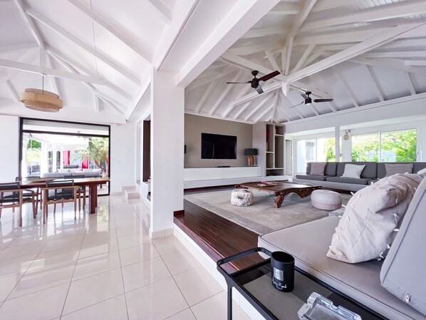 Fernseher, DVD-Player, Tischtennisplatte