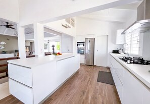 Kühlschrank, Mikrowelle, Ofen, Geschirrspüler