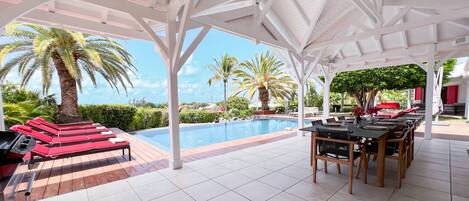 屋外ダイニングエリア