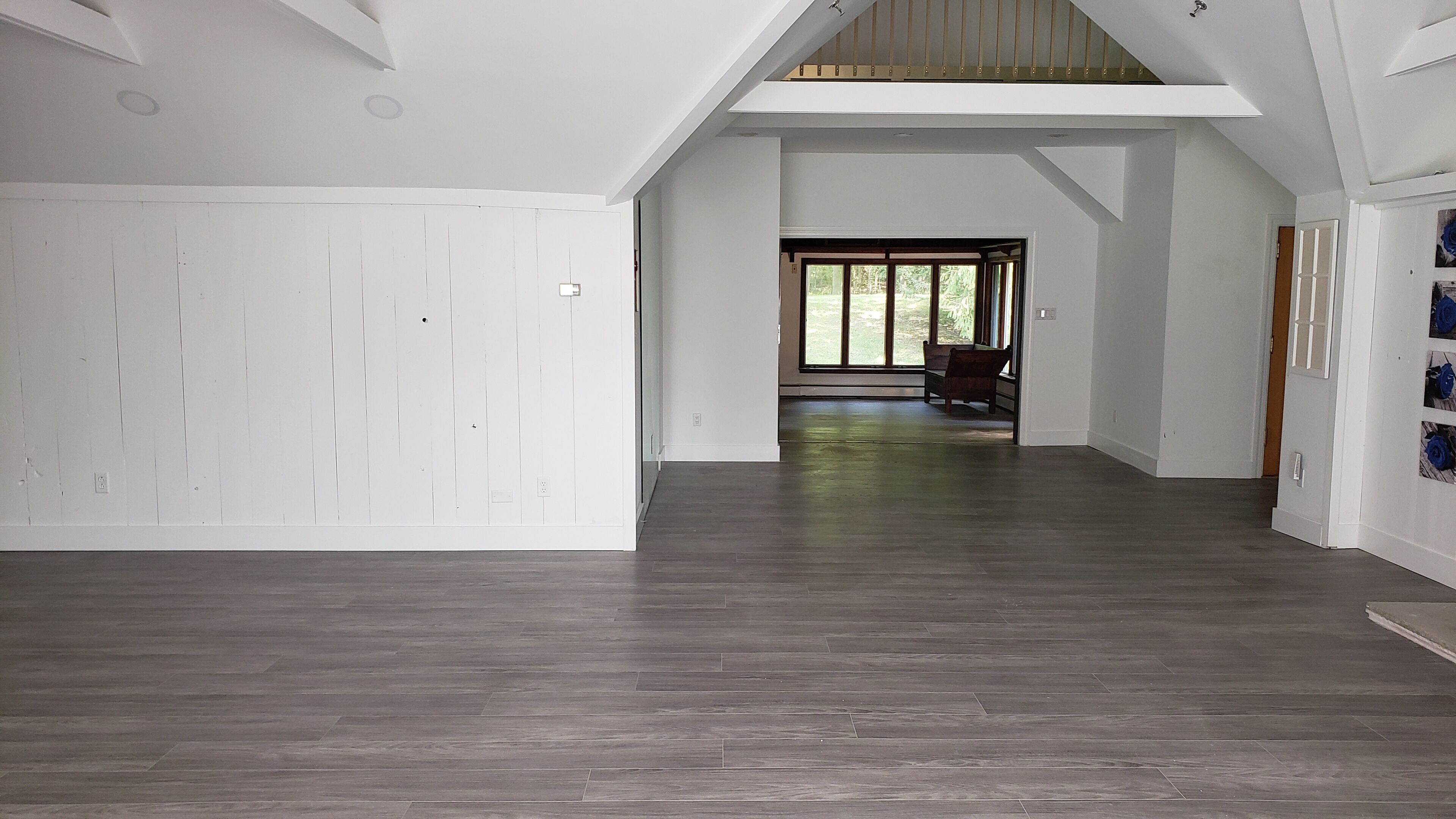 Een ruim interieur met hoge plafonds en een groot, open gebied.