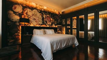 Dobbelt- eller tomannsrom – premium | Sengetøy av topp kvalitet, safe på rommet og individuelt dekorert