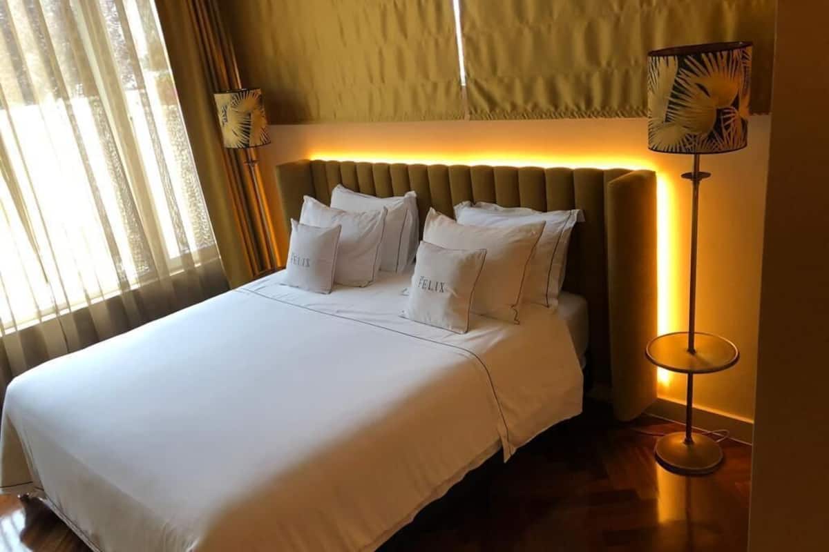 Ropa de cama de alta calidad y caja de seguridad en la habitación