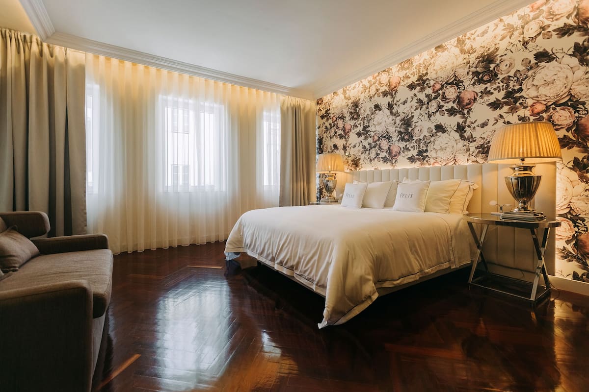 Ropa de cama de alta calidad y caja de seguridad en la habitación