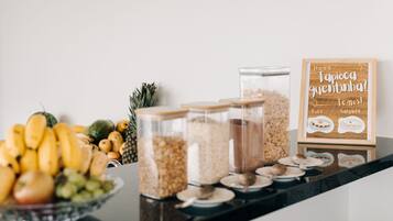 Disposição de buffet com diversos alimentos e uma placa.