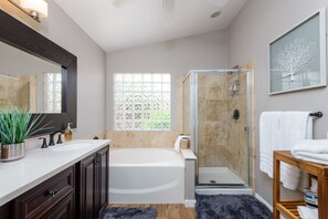 Combined shower/tub, hair dryer, towels