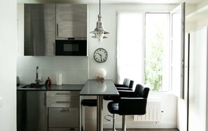 ثلاجة، ميكروويف، فرن، موقد طهي مسطح