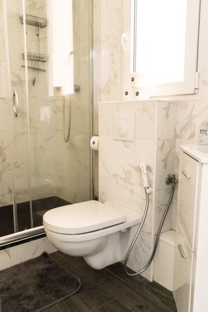 Dusche, Haartrockner, Handtücher