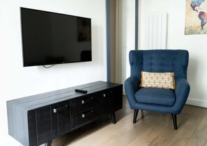 تلفزيون بشاشة مسطحة