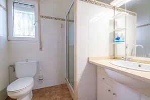 Dusj, hårføner og håndklær