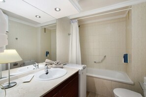 Badkar, hårtork och handdukar