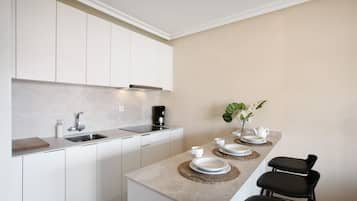 Kühlschrank, Mikrowelle, Herdplatte, Wasserkocher mit Kaffee-/Teezubehör