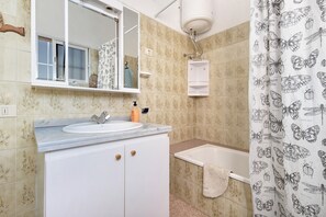 Bathtub, towels - Vacation Home Finca El Pizarro with Sea View, Pool & Garden (Arico)
