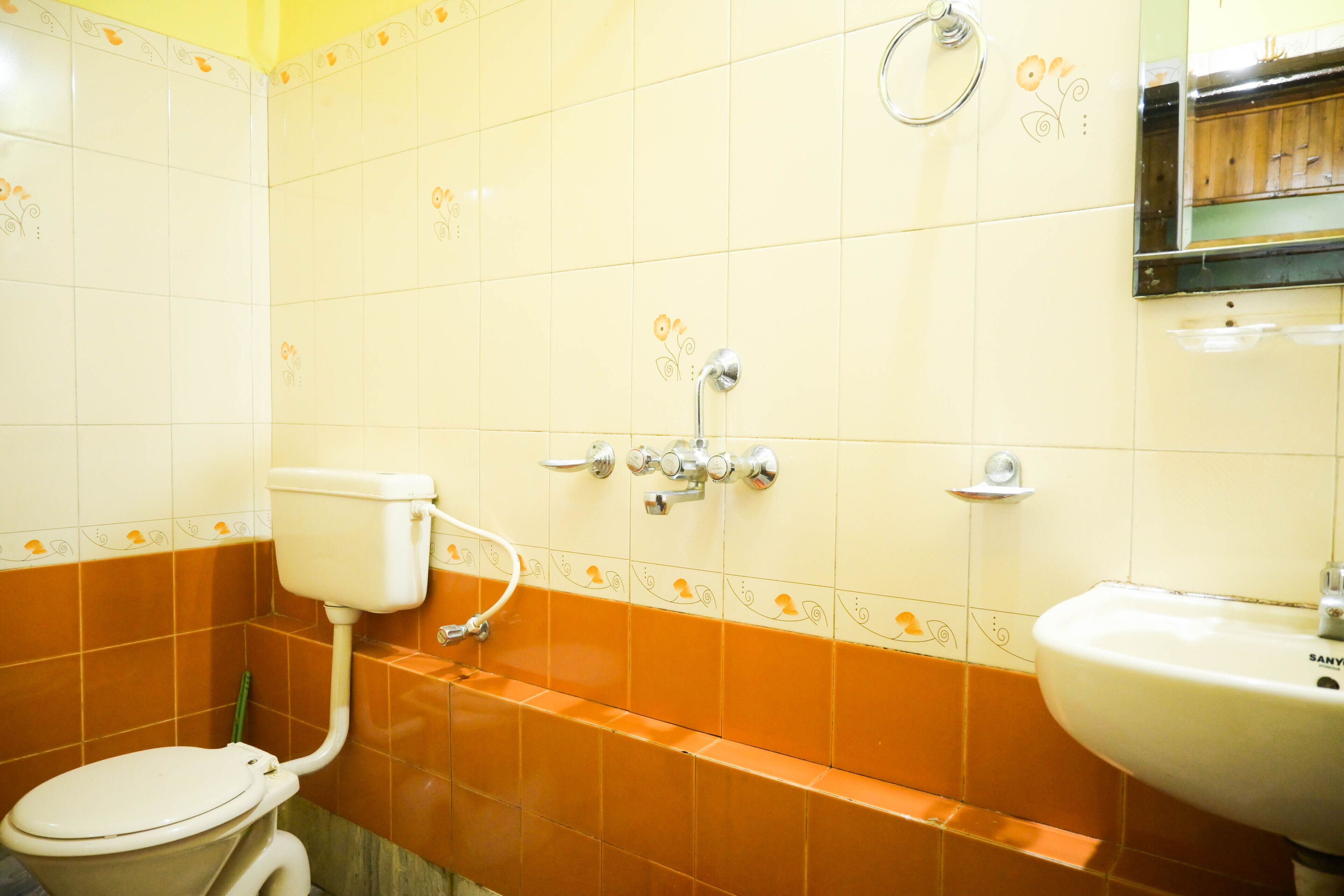 A bathroom with a toilet, bathtub, and sink.
