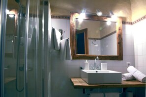 Dusche, Haartrockner, Handtücher