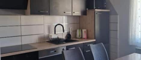 Departamento (A1) | Cocina privada | Refrigerador, microondas, horno y parrilla de estufa