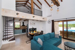 Vila | Sala de estar | Lareira