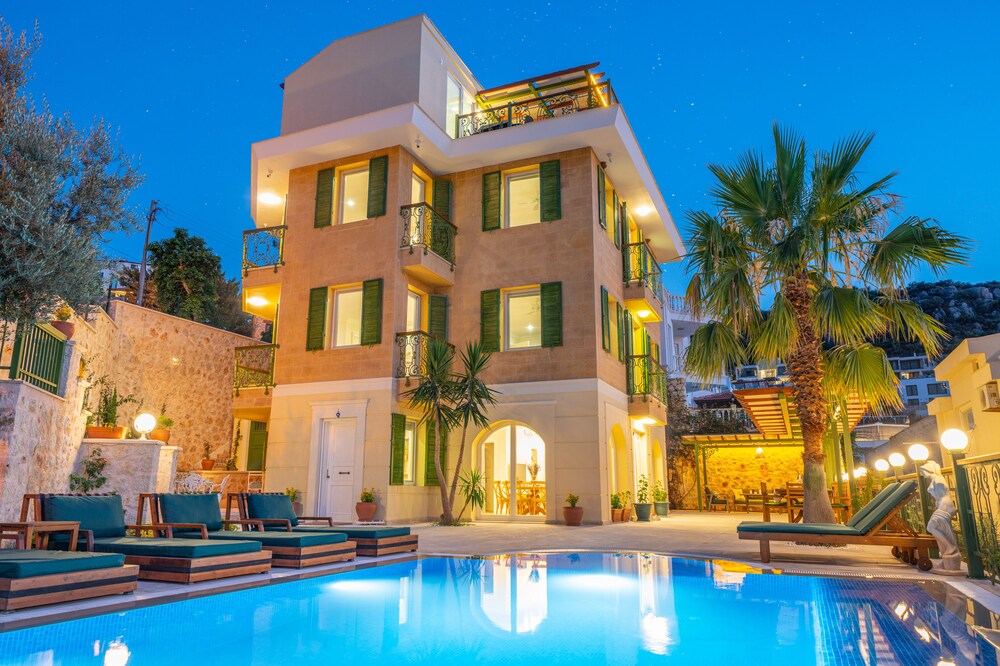 Large and luxurious beachfront villa in Antalya