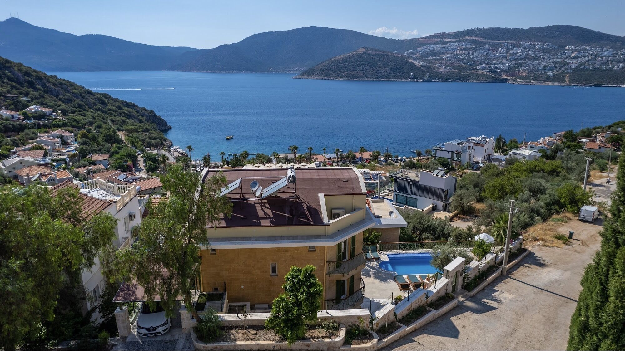 Large and luxurious beachfront villa in Antalya