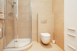 Departamento, 1 habitación, balcón | Baño | Regadera y toallas 