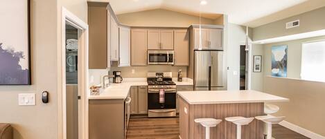 Réfrigérateur, micro-ondes, four, plaque de cuisson