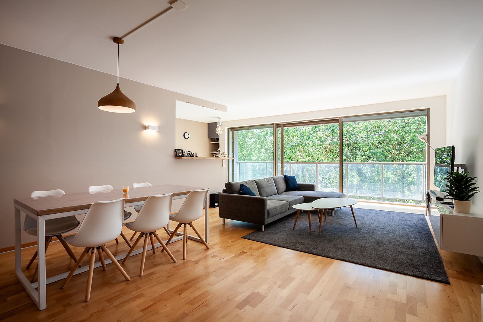 *Spacious modern an apartment in city center*