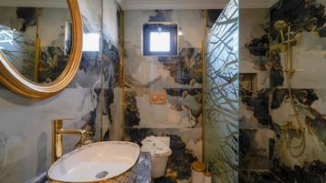 Suíte premium | Banheiro | Chuveiro, chuveiro com efeito de chuva, produtos de toalete grátis