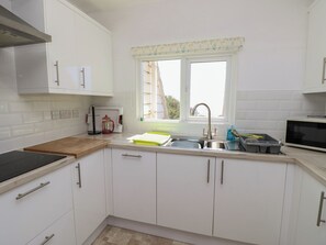 Cottage | Private kitchen | Fridge, dishwasher, electric kettle, toaster - Bella Vista (Chichester)